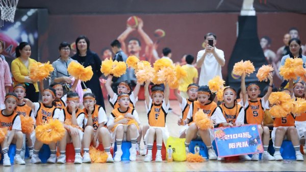 湖南湘江新区博才咸嘉小学举办首届“爸爸篮球赛”